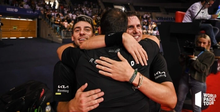 Martín Di Nenno, Paquito Navarro y Rodri Ovide se funden en un abrazo tras ganar el WPT Santander Open 2022